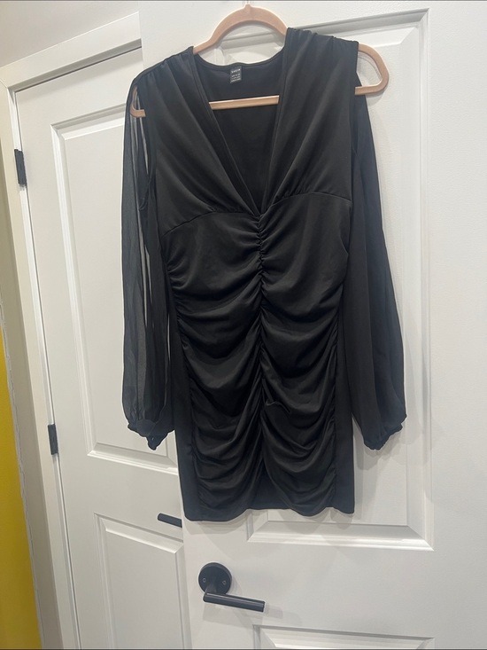 no brand Dresses & Skirts - t Black Gathered V-Neck Long Sleeve Dress